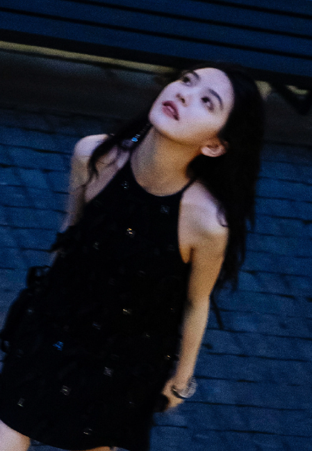 这一天,海清秀美腿,娜扎酥胸半露,却被另一位新疆美女抢了风头