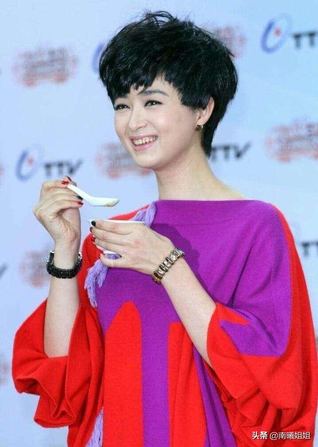 别再留黑长直了!今年流行这4种“短发发型”,个个减龄有气质