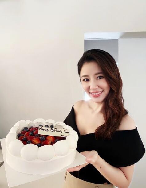 45岁林心如穿蕾丝透视装亮相,一脸油光显浮肿,无意暴露致命缺点
