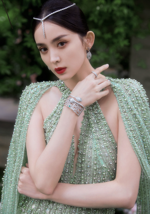 这一天,海清秀美腿,娜扎酥胸半露,却被另一位新疆美女抢了风头