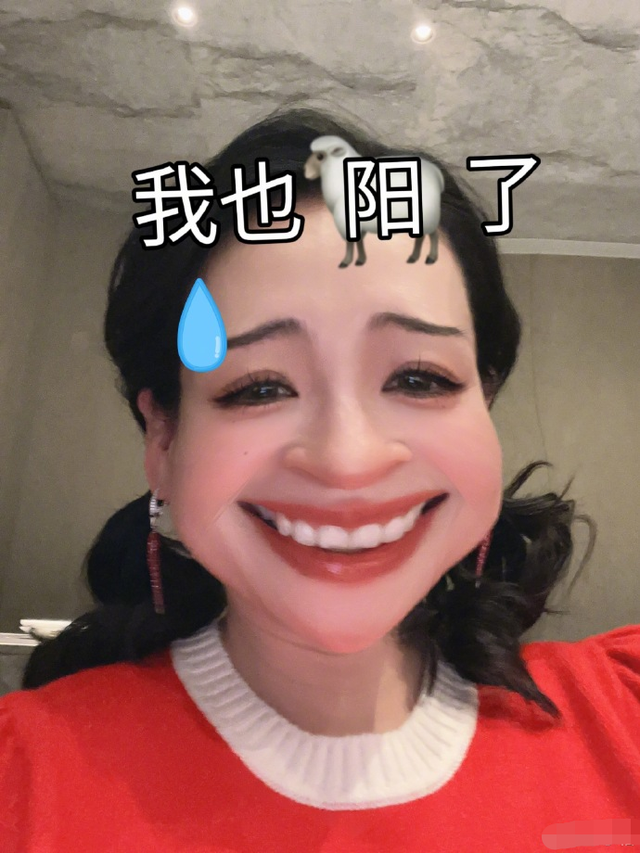 章子怡自曝确诊新冠,嘟嘴卖萌脸型精致似少女,配文引粉丝质疑