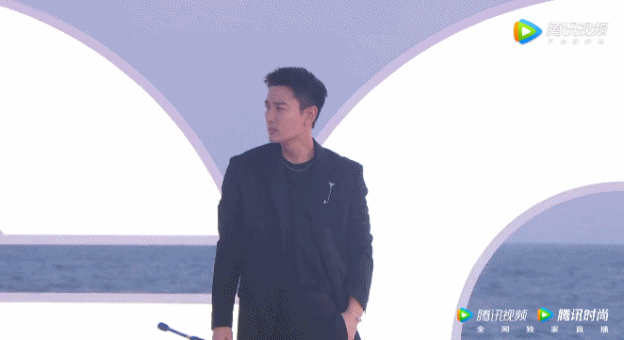 又有红毯看了!关晓彤裸背诱人,金晨长腿红鞋,热巴成纯欲天花板