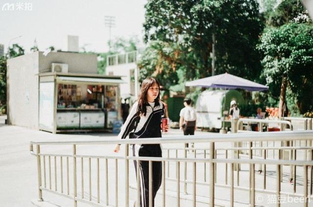 离开校园之前,她穿校服拍了一组难忘的青春写真