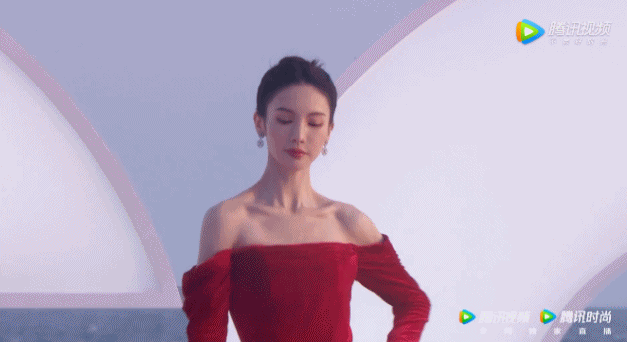 又有红毯看了!关晓彤裸背诱人,金晨长腿红鞋,热巴成纯欲天花板