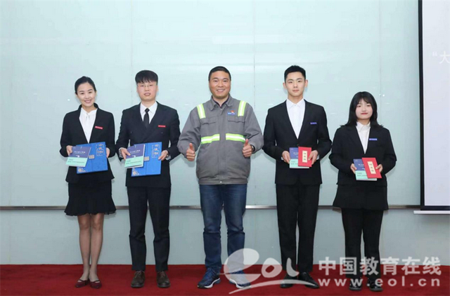 美女博士拜职校毕业的大国工匠为师 贺礼是一件藏头诗书法卷!?
