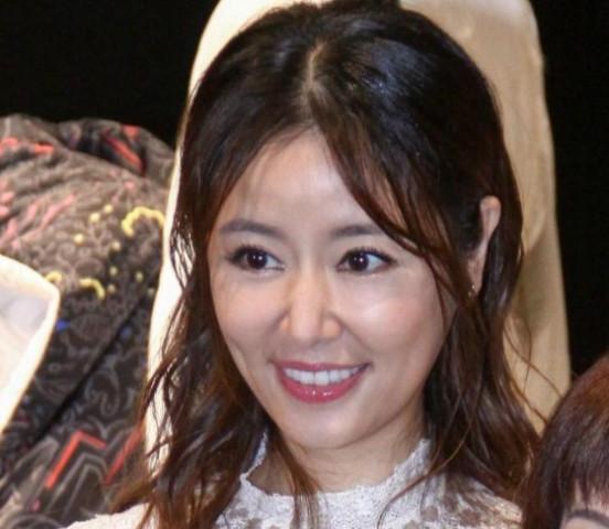 45岁林心如穿蕾丝透视装亮相,一脸油光显浮肿,无意暴露致命缺点