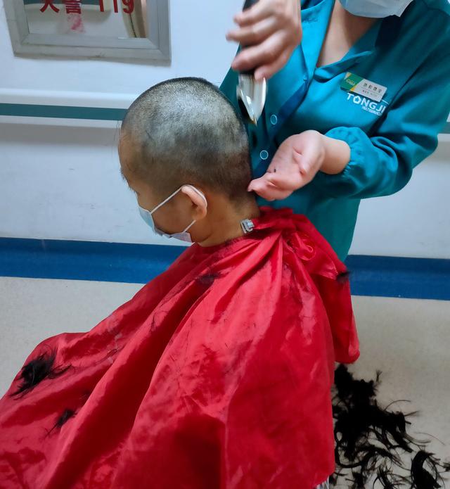 湖北一美女终圆教师梦,谁知肚子疼后悲剧发生,妈妈崩溃痛哭流涕