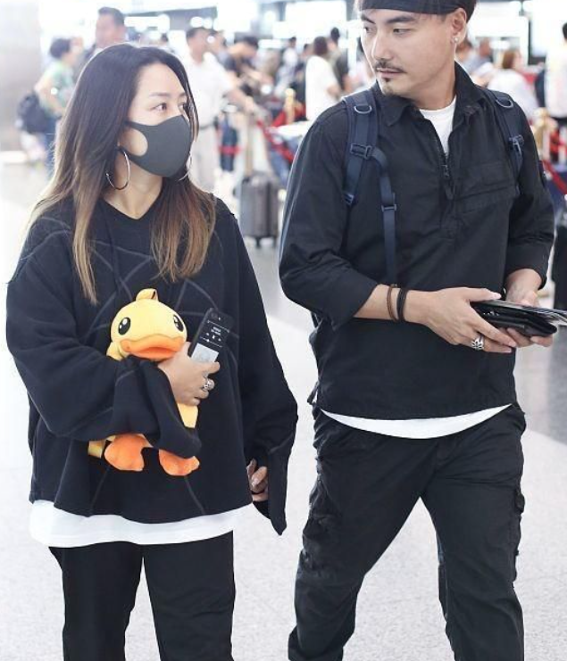 大瓜!娱记曝二字女歌手被捉奸,和50岁男星亲热,被男友进门撞见
