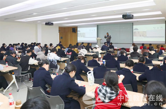 美女博士拜职校毕业的大国工匠为师 贺礼是一件藏头诗书法卷!?