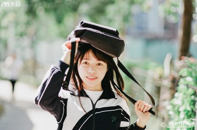 离开校园之前,她穿校服拍了一组难忘的青春写真