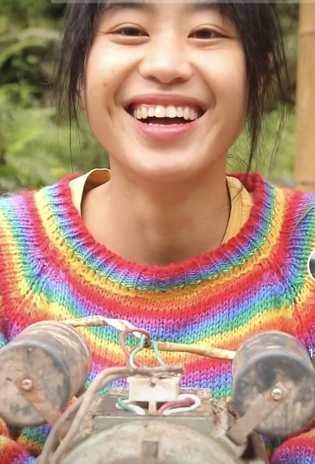 26岁云南农村美女,父母离婚后她当过保姆,靠维修机电涨粉800万