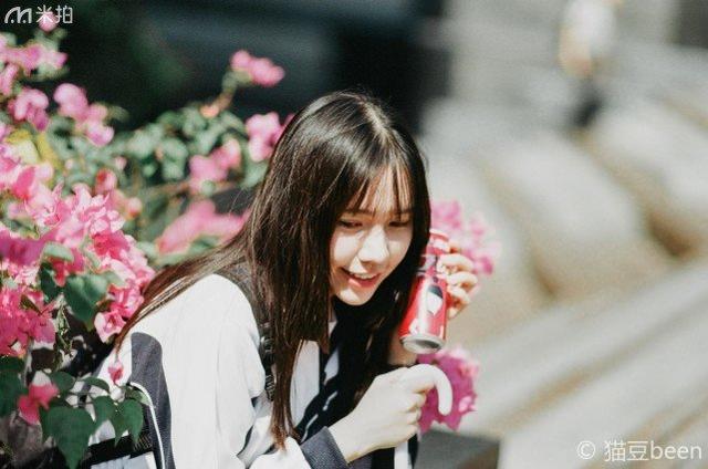 离开校园之前,她穿校服拍了一组难忘的青春写真