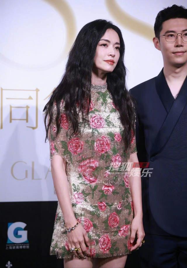 这一天,海清秀美腿,娜扎酥胸半露,却被另一位新疆美女抢了风头