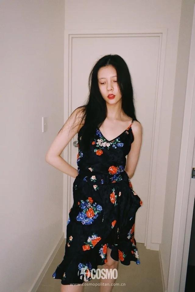 穿细吊带的女孩,迷人都不着痕迹