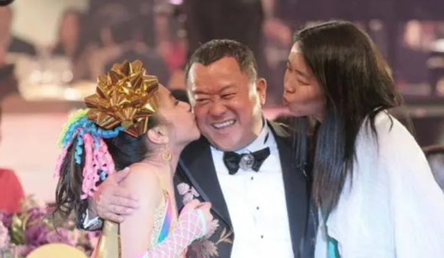 70大寿玩“脱”了,美女环绕疯狂亲吻,曾志伟还能疯多久?