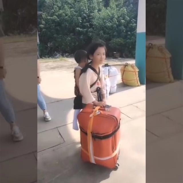 “微笑姐姐”火了,女孩独自背弟弟坐火车,全程站票,网友:戳心