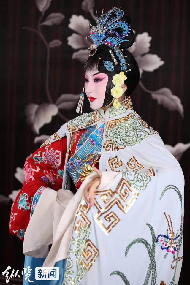 承德姑娘果小菁:“最不正经的京剧演员”,唱国粹京剧,蹦最酷的迪