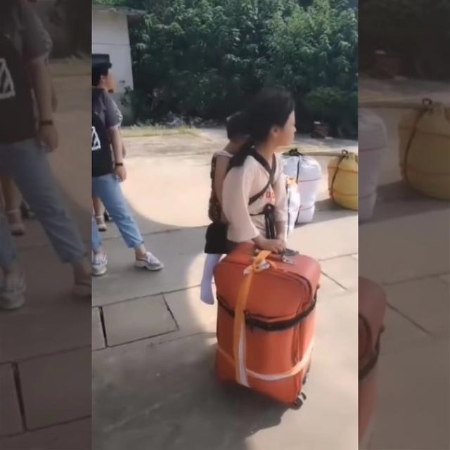 “微笑姐姐”火了,女孩独自背弟弟坐火车,全程站票,网友:戳心