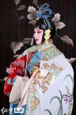 女生清唱(承德姑娘果小菁：“最不正经的京剧演员”，唱国粹京剧，蹦最酷的迪)
