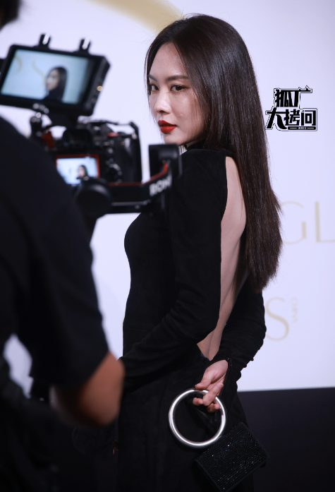 这一天,海清秀美腿,娜扎酥胸半露,却被另一位新疆美女抢了风头