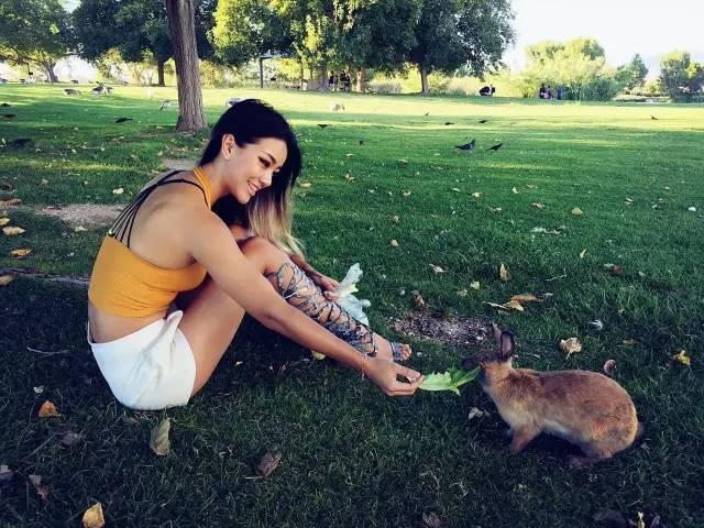华人美女持枪狂射被人肉!颜值竟如此逆天!不做大哥的……