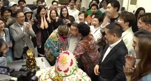 70大寿玩“脱”了,美女环绕疯狂亲吻,曾志伟还能疯多久?