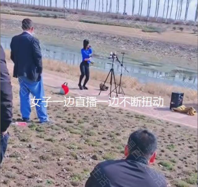 女子在河边直播跳舞,摇臀摆胯搔首弄姿,众大叔在旁围观不肯离去