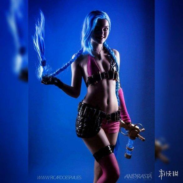 女术士半球夺目!波兰美女《巫师3》特莉丝Cos赏