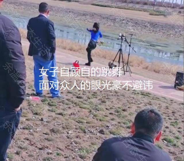 女子在河边直播跳舞,摇臀摆胯搔首弄姿,众大叔在旁围观不肯离去