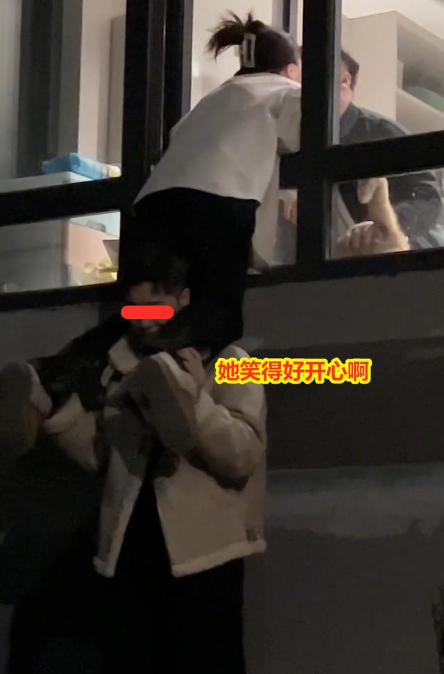 女生和男友约会忘情接吻,备胎下面托太久站不稳被嫌弃:你稳当点