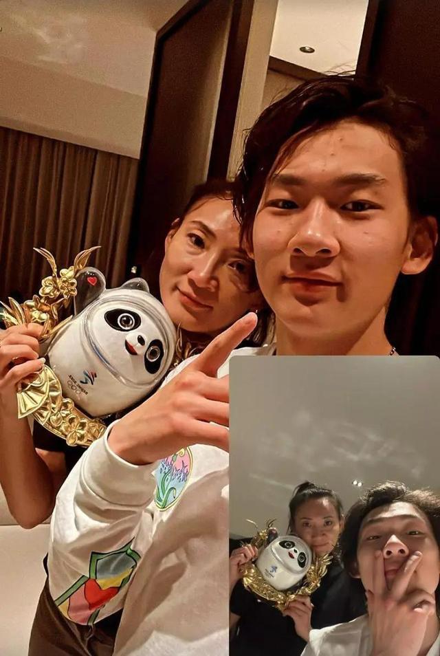 苏翊鸣剪短头发帅气十足!盛赞妈妈是最美的女人,妈妈高颜值抢镜
