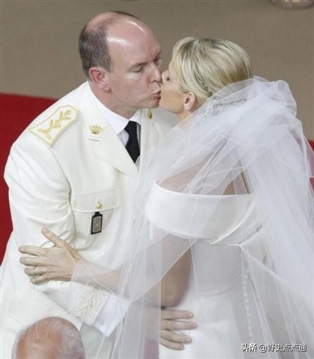 逃婚、在婚礼上哭泣、生下龙凤胎,她今年42岁,是摩纳哥王妃