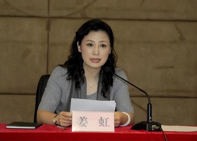 中国最美女校长姜虹:39岁任教授,49岁成校长,现55岁仍优雅知性