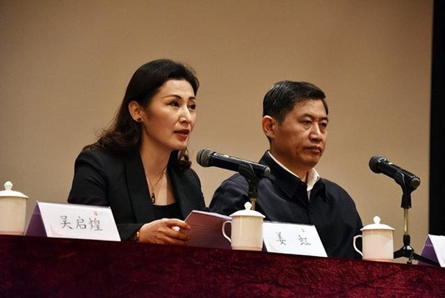 中国最美女校长姜虹:39岁任教授,49岁成校长,现55岁仍优雅知性