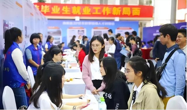 yyds!绝绝子!武汉00后女孩去面试全程狂怼HR