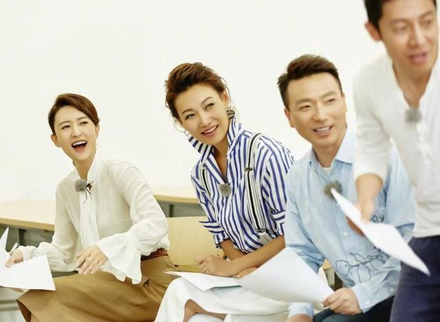 发型有多重要?45岁李梓萌摘掉假发撞脸张曼玉,“国字脸”美出圈