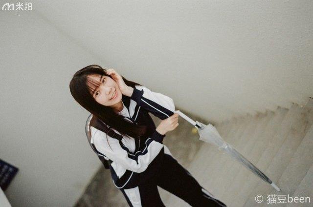 离开校园之前,她穿校服拍了一组难忘的青春写真