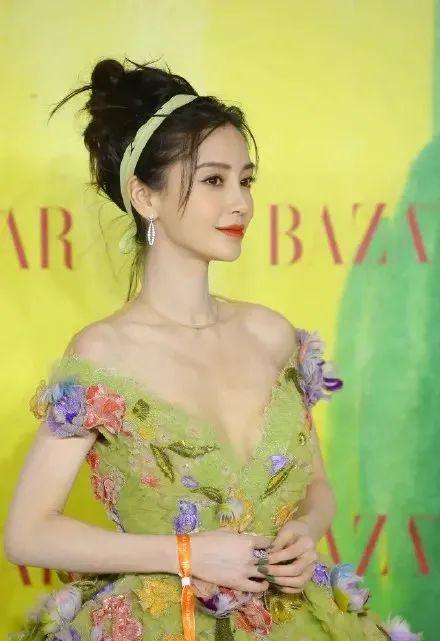 又有红毯看了!关晓彤裸背诱人,金晨长腿红鞋,热巴成纯欲天花板
