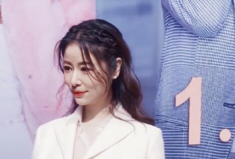 45岁林心如穿蕾丝透视装亮相,一脸油光显浮肿,无意暴露致命缺点
