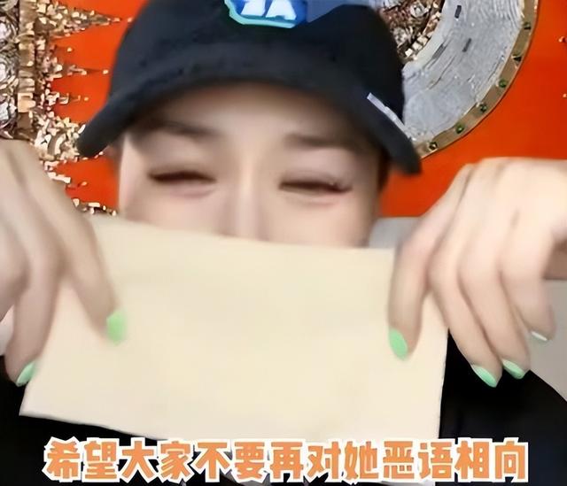 布丽吉特69岁紧跟45岁的步伐,钟丽缇51岁直播间哭,慎嫁小男人