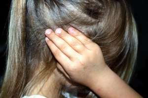 女生校园暴力(认为女儿遭校园暴力重庆一女子暴打6名小学生……)
