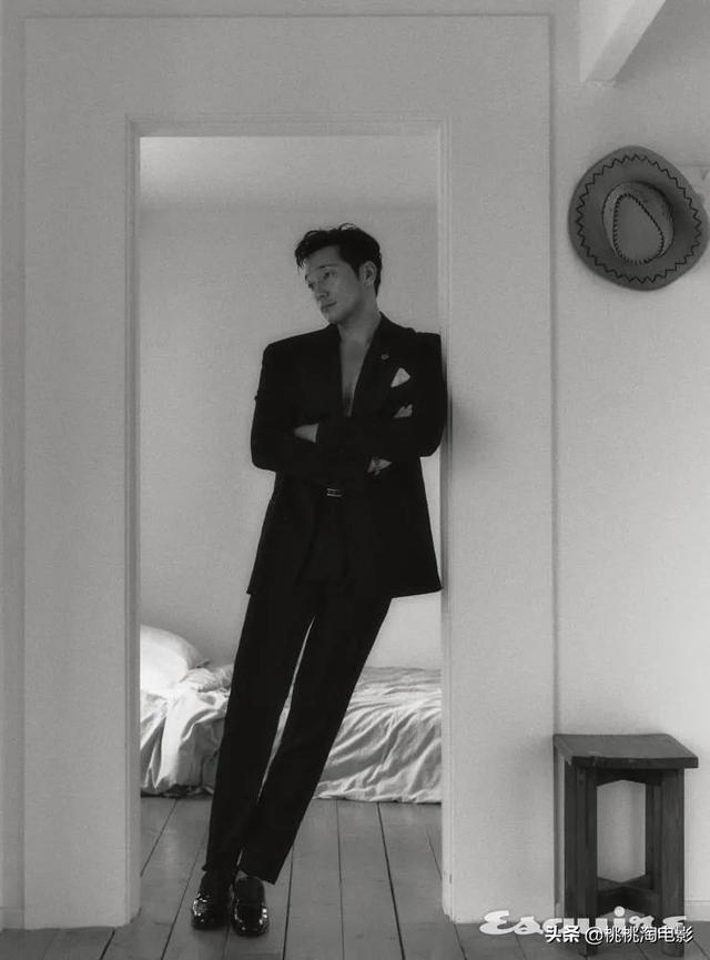 韩国男星孙锡久《Esquire》杂志封面大片,迷人魅力无法阻挡