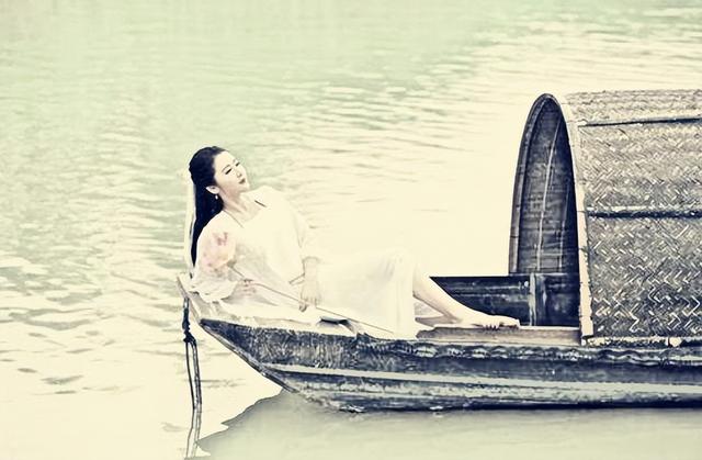民间故事:渔夫偷看美女洗澡,身上长出红斑,道士:准备后事吧