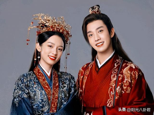 娱乐圈最尴尬的男女撞脸,连细微表情都如出一辙,爱你就像爱自己