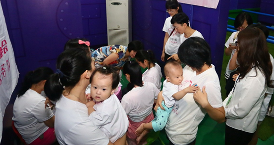 宝妈公共场所哺乳,年轻女子举起手机准备录像,路人反应被称赞