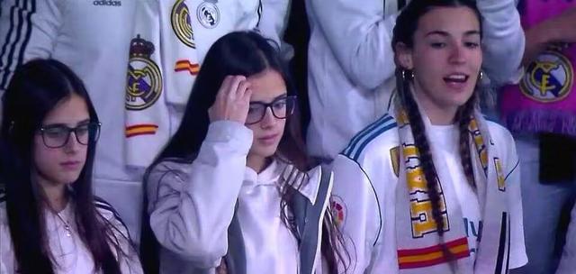 皇马2-0!维尼修斯激情舞蹈,看台上双胞胎美女和一位漂亮女闺蜜