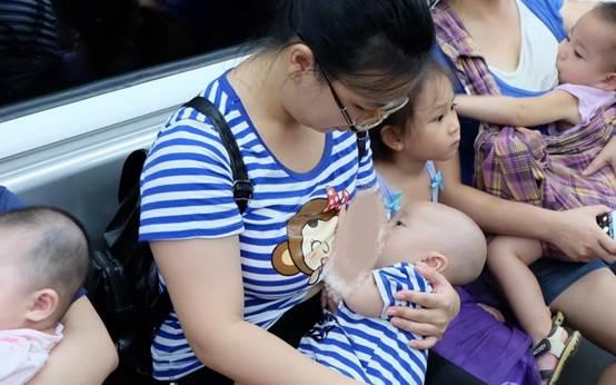 宝妈公共场所哺乳,年轻女子举起手机准备录像,路人反应被称赞