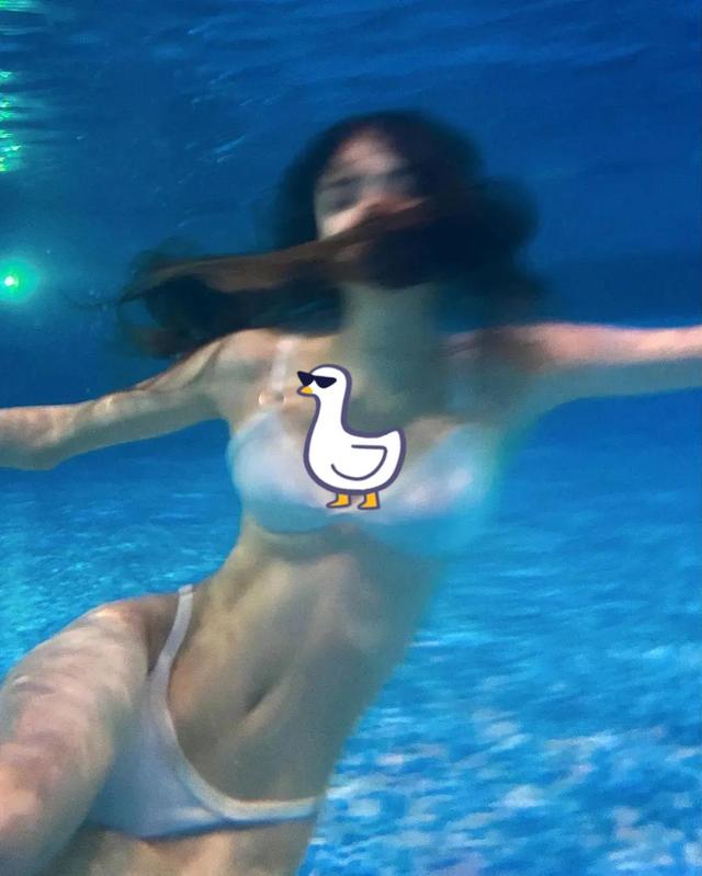 禁止舔屏!俄罗斯美女网红水下写真!这身材真是要命