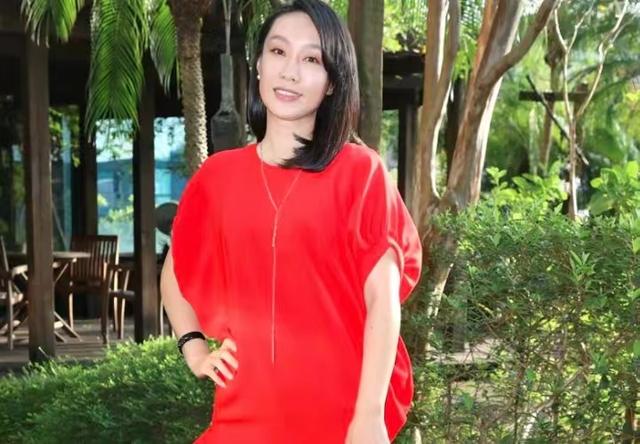 29岁女星曝娱乐圈潜规则!醉酒后惨遭老板抓进房,被摁住行为猖狂