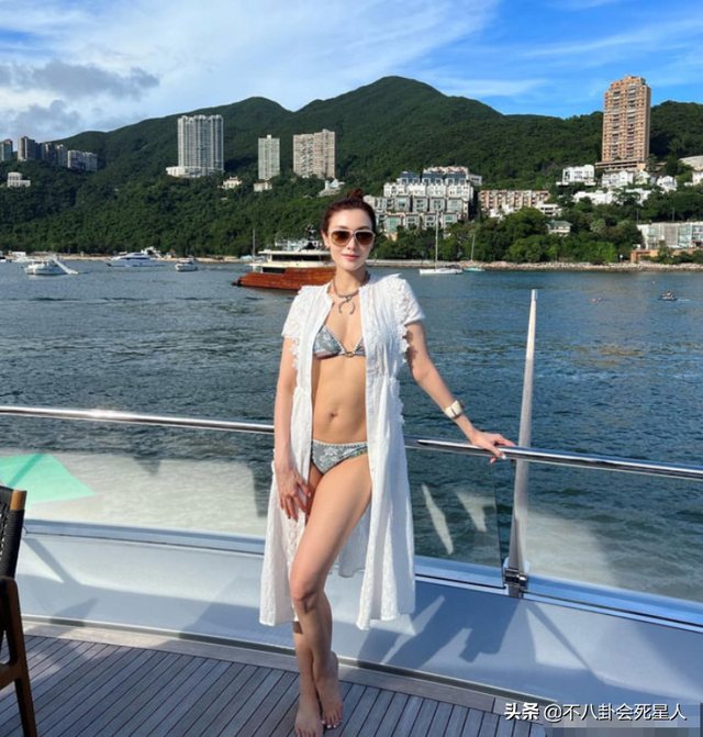 9位港星泳装比美,温碧霞李嘉欣火辣比基尼,容祖儿“出水芙蓉”